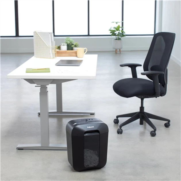 Шредер Fellowes Powershred LX45 Cross-Cut P-4 17 л Black (043859764778) - Фото 5 Шредер Fellowes Powershred LX45 Cross-Cut P-4 17 л Black (043859764778) - изображение 5