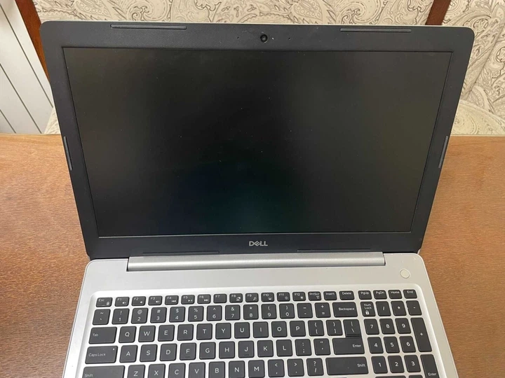 Ноутбук Dell Inspiron 5570 / 15.6" (1920x1080) IPS / Intel Core i7-8550U (4 (8) ядра по 1.8 - 4.0 GHz) / 16 GB DDR4 / 256 GB SSD / Intel UHD Graphics 620 / WebCam / DVD-ROM б/у - Фото 3 Ноутбук Dell Inspiron 5570 / 15.6" (1920x1080) IPS / Intel Core i7-8550U (4 (8) ядра по 1.8 - 4.0 GHz) / 16 GB DDR4 / 256 GB SSD / Intel UHD Graphics 620 / WebCam / DVD-ROM б/у - изображение 3