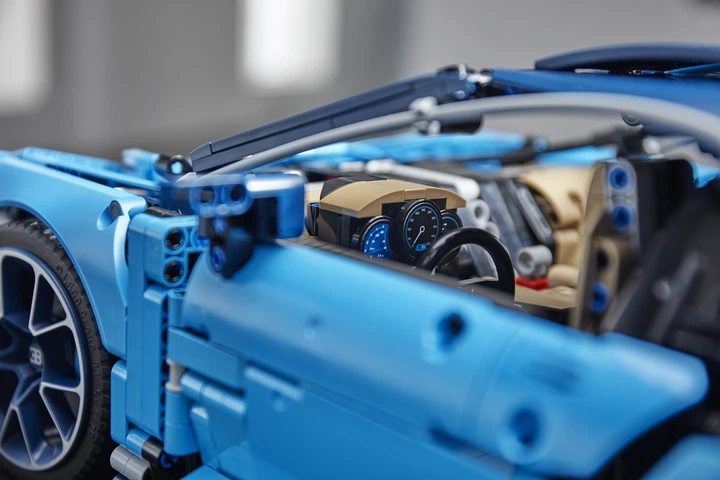 Конструктор LEGO Technic Bugatti Chiron 3599 деталей (42083) - зображення 11