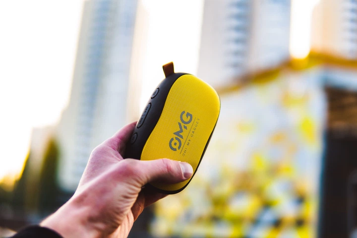 Портативная колонка OMG To GO 900 Portable Bluetooth Speaker Black-Yellow (черный-желтый) - Фото 3 Портативная колонка OMG To GO 900 Portable Bluetooth Speaker Black-Yellow (черный-желтый) - изображение 3