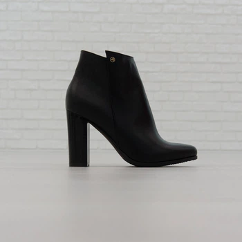 Ботинки женские Woman's heel 35 черные (О-740)