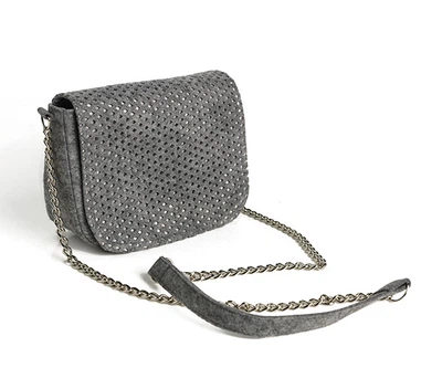 Сірий повстяний клатч із перфорацією на ланцюжку FeltFabricDesign ВМ23-2 (10403)