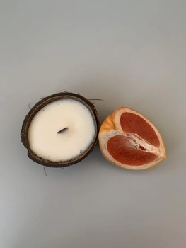 Ароматическая свеча Tvoj svet соевая ручной работы в скорлупе кокоса с добавлением натуральных эфирных масел Грейпфрут 