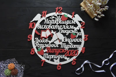 Дерев'яний настінний годинник зі слів для вчителя від випускників "З полуничками" на замовлення (ЧС0027)
