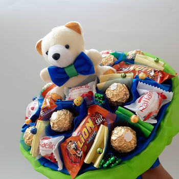 Детские букеты из конфет (65 фото)