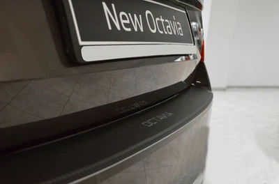 Накладка на бампер Skoda Octavia A7 2013-2020 с загибом хетчбек исполнение Premium+карбоновая пленка NataNiko
