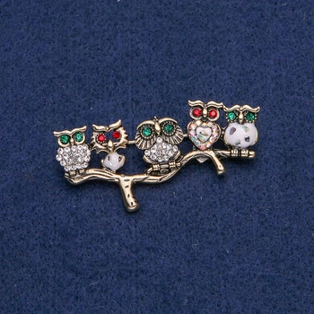 Брошь совы из золотистого металла с белыми, хамелеоновыми, красными и зелёными стразами и вставкой из галита 52×33 мм +, ida64279