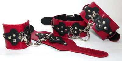 Кожаные наручники и поножи с декоративной вставкой цвет красный (17651036000000000)