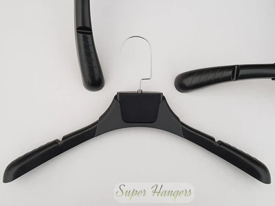 Плечики вешалки Hanger TZ8822 43 см черного цвета пластмассовые с вырезами и ребристым плечом