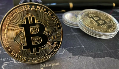 Сувенирная монета Биткоин BTC (Bitcoin) в пластиковой прозрачной коробке/чехле (530284940) Золото