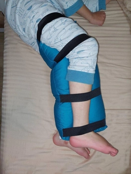 Подушка от скрещивания ног во время сна 50 х 21х 8 ТМ Лежебока, синяя