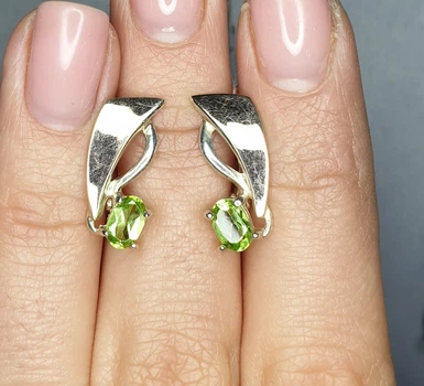 Сережки серебряные с хризолитом 3,59 г