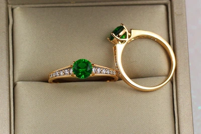 Кольцо Xuping Jewelry с зеленым камнем р 17 золотистое