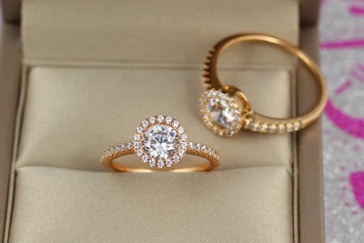 Кольцо Xuping Jewelry тонкое камень в кругу мелких камней по бокам камни р 17 золотистое