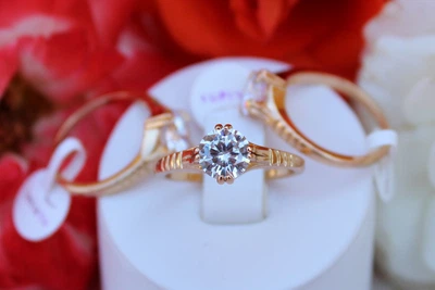 Кольцо Xuping Jewelry лесенка по бокам с камнем 7 мм р 19 золотистое