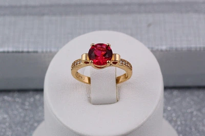 Кольцо Xuping Jewelry с малиновым камнем 8 мм р 19 золотистое
