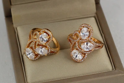 Кольцо Xuping Jewelry перстень завитушки с тремя крупными камнями р 16 золотистое