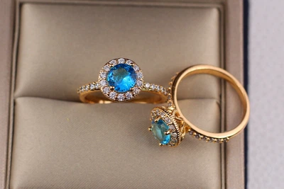 Кольцо Xuping Jewelry голубой камень с мелкими фианитами по кругу р 16 золотистое