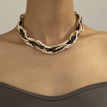Цепочка с крупными звеньями и черно-белым бисером "Golden Necklace"