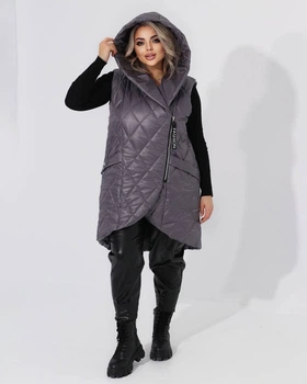 Стильная стёганная жилетка удлиненная прямого кроя с карманами и капюшоном батальная графитовый 48-50 VM 5509