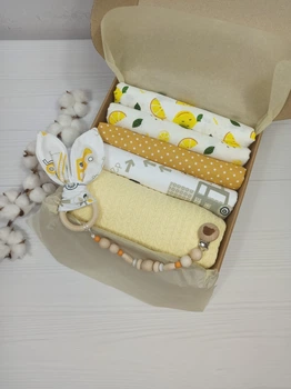 Подарочный комплект для малыша: плед, пеленки и грызунец a.l.babybox Машины в городе Желтый