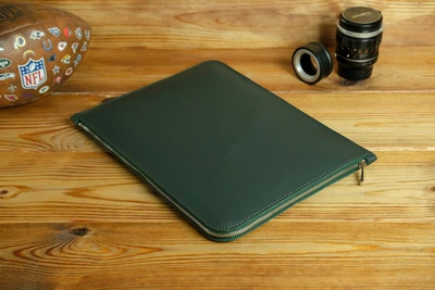 Кожаный чехол для MacBook на молнии с войлоком Дизайн №41, натуральная кожа Grand, цвет Зеленый