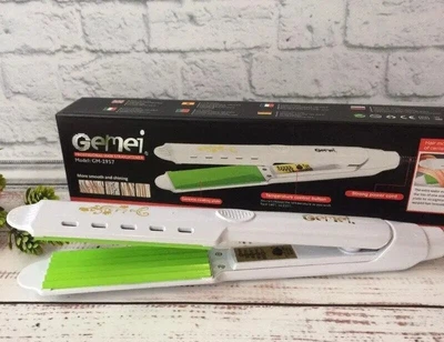 Утюжок гофре плойка для волос PROGEMEI GM-2957W поверхность с покрытием из керамики позволяют совершать бережный уход за волосами.