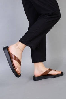 Шльопанці жіночі ShoesBand Руді натуральні шкіряні на чорній товстій підошві на широку ногу 37 (23 см) (66061-2)