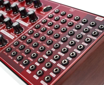 Аналоговий синтезатор Behringer NEUTRON