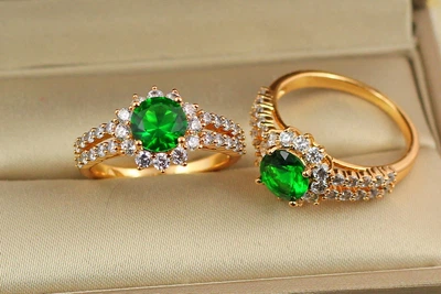 Кольцо Xuping Jewelry подсолнух с зеленым камнем фианиты по бокам р 17 золотистое