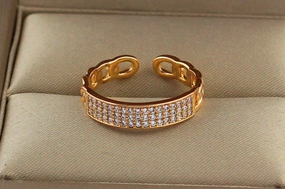 Кольцо Xuping Jewelry раздвижное цепь с пластиной из камней р 18 золотистое