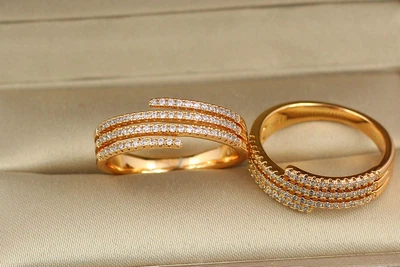 Кольцо Xuping Jewelry встречные параллели из камней р 18 золотистое