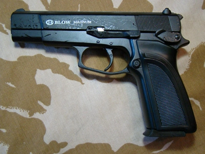 Сигнальный пистолет Blow Magnum с дополнительным магазином