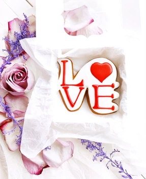 Пряник на Валентина, крафтовий медовий зі спеціями LOVE, вага 60 грам
