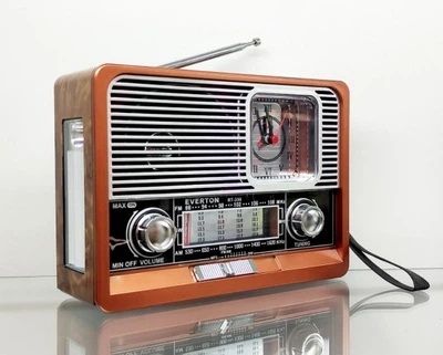 Радиоприемник в стиле ретро с часами и фонариком Everton RT-330 Bluetooth FM/AM/SW USB