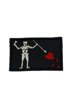 Шеврон на липучці Blackbeard Flag Pirate Patch Едвард Тіч 8см х 5см чорний (12099)