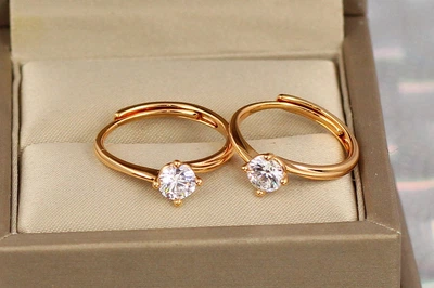 Кольцо Xuping Jewelry тонкое раздвижное с фианитом на четыре крепления р 16 золотистое