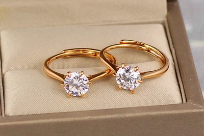 Кольцо Xuping Jewelry тонкое раздвижное с фианитом на шесть креплений р 16 золотистое