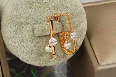Сережки Xuping Jewelry підковка з фіанітом і перлиною, що танцює, 2.7 см золотисті