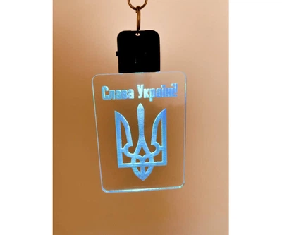 Підвіс з підсвіткою акумуляторний для автомобіля DROM Тризуб Слава Україні патріотичний змінює кольори