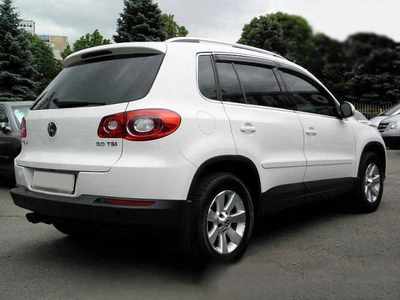 Ветровики с хромированным молдингом (4 шт, HIC) для Volkswagen Tiguan 2007-2016 годов.