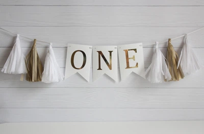 Гирлянда бумажная ONEDAY DECOR флажки "ONE" с кисточками белая