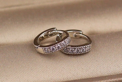 Сережки Xuping Jewelry тонкі кільця з камінцями 10 мм сріблясті
