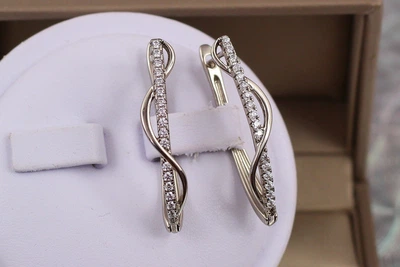 Серьги Xuping Jewelry тонкая дорожка фианитов обвитая змейкой 3.3 см серебристые
