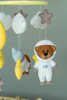 Детский мобиль на кроватку для младенцев ручной работы WooolyWool «Космонавт»
