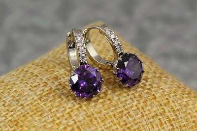 Серьги Xuping Jewelry с большим фиолетовым камнем 2 см серебристые