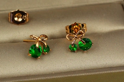 Серьги гвоздики Xuping Jewelry ягодки на бантике с зелеными камешками 9 мм золотистые