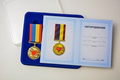 Комплект медаль Волонтер України футляр та картонне посвідчення VTS