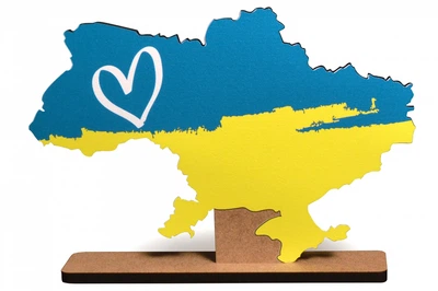 Дерев'яна статуетка карта України з серцем
