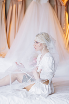Свадебное платье, макияж и фата: в Волгограде невесты устроили забег